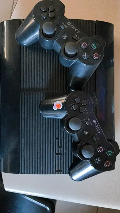 Consola PlayStation 3 con dos controles - miniatura 1