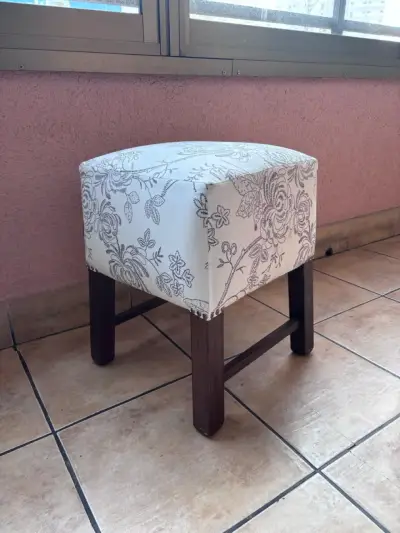 Taburete tapizado floral con patas de madera - miniatura 1