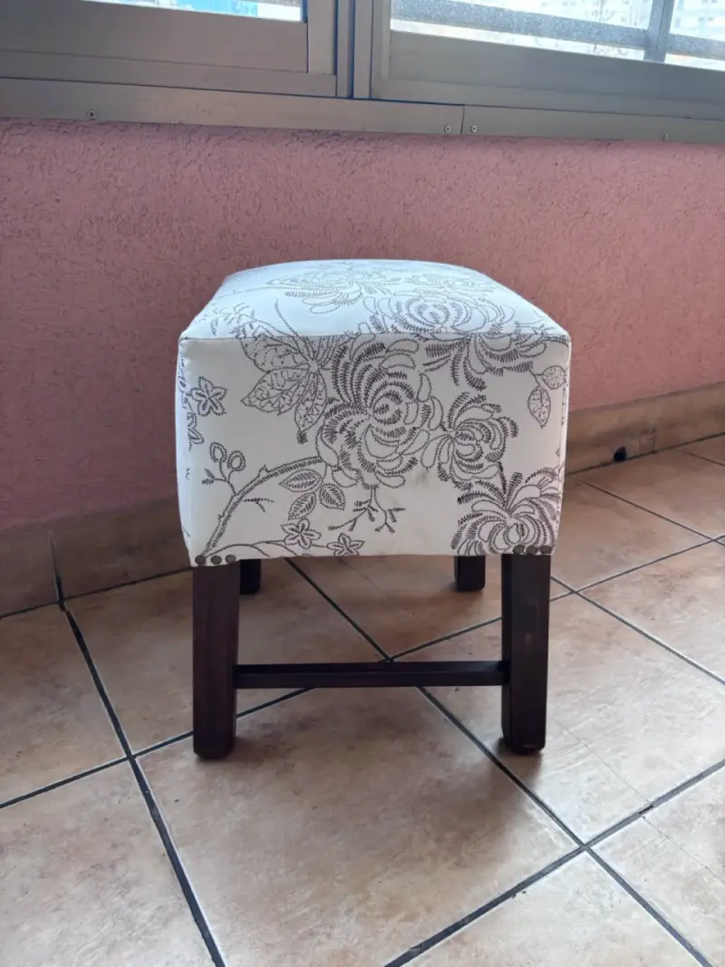 Taburete tapizado floral con patas de madera - 2