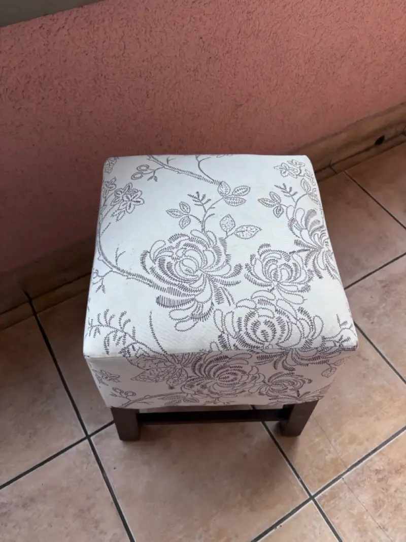 Taburete tapizado floral con patas de madera - 3