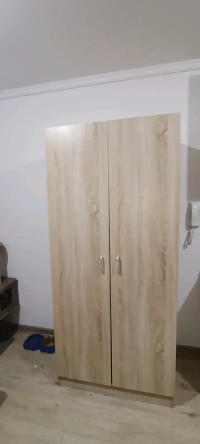 Armario de madera con puertas dobles - miniatura 1