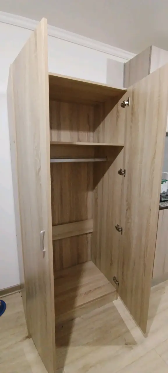 Armario de madera con puertas dobles - 2
