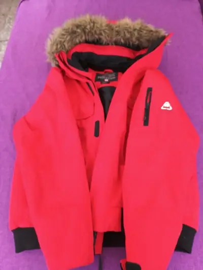 Chaqueta roja con capucha de piel sintética - miniatura 1