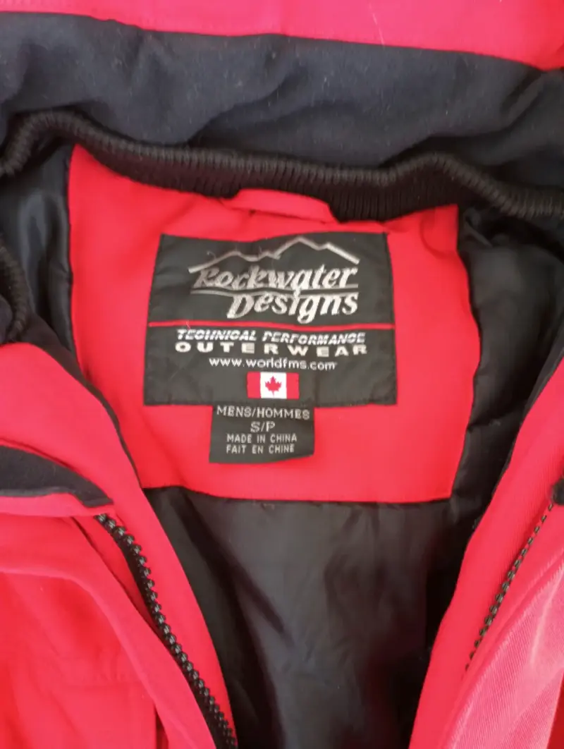 Chaqueta roja con capucha de piel sintética - 2