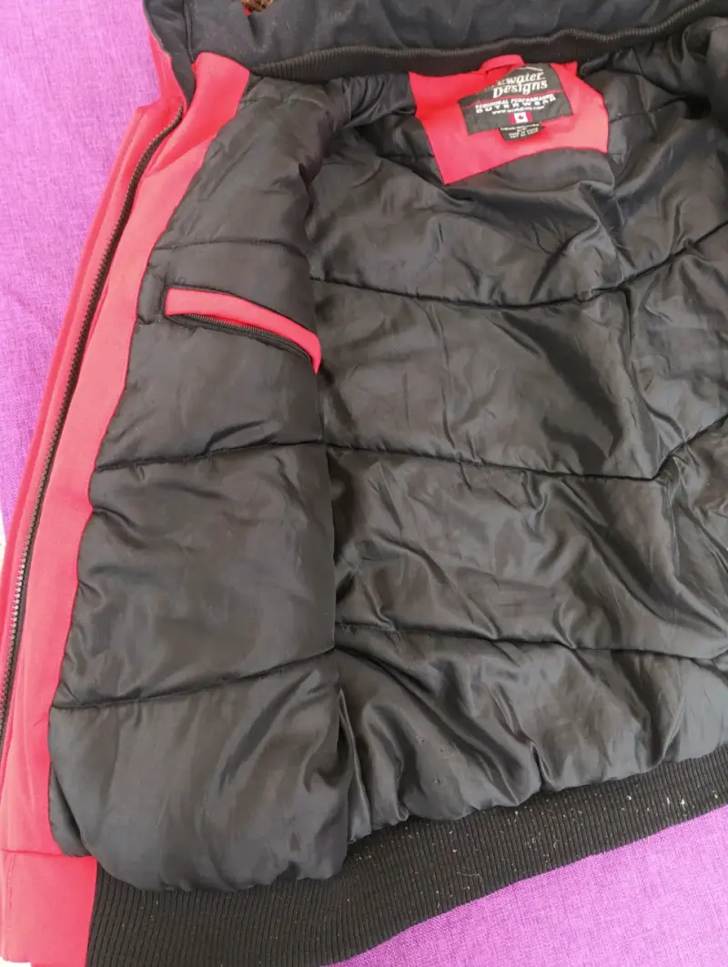 Chaqueta roja con capucha de piel sintética - 3