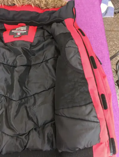 Chaqueta roja con capucha de piel sintética - miniatura 4