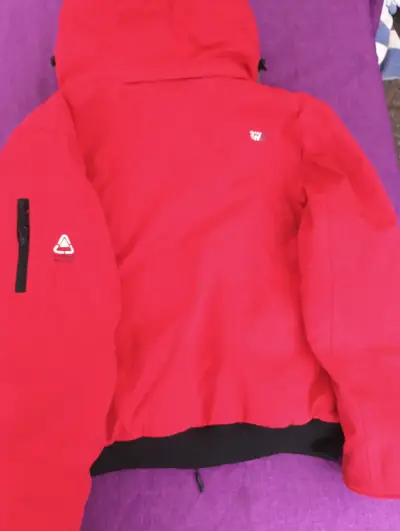 Chaqueta roja con capucha de piel sintética - miniatura 5
