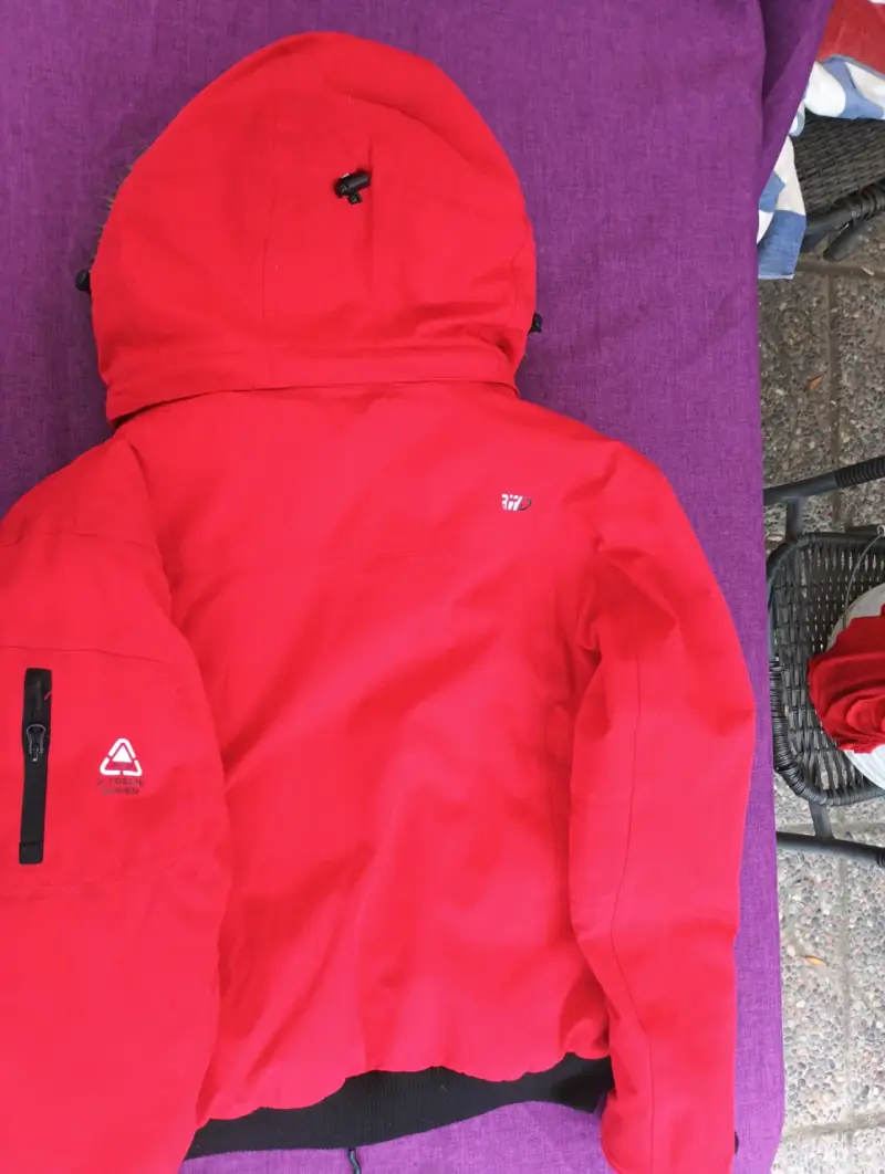 Chaqueta roja con capucha de piel sintética - 6
