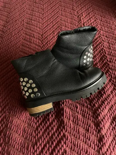 Botines negros con tachas metálicas - miniatura 1
