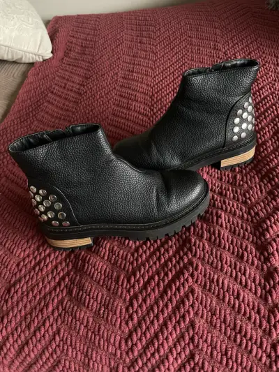 Botines negros con tachas metálicas - miniatura 2