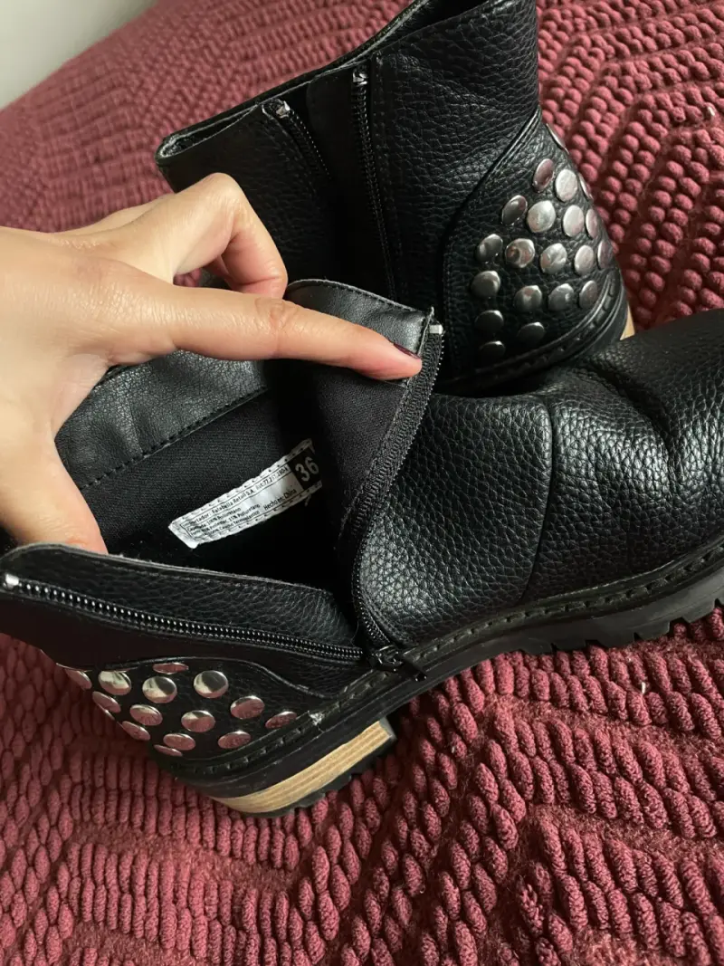 Botines negros con tachas metálicas - 3