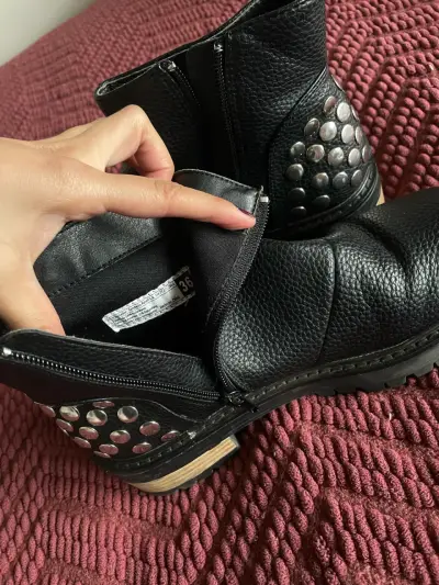 Botines negros con tachas metálicas - miniatura 3