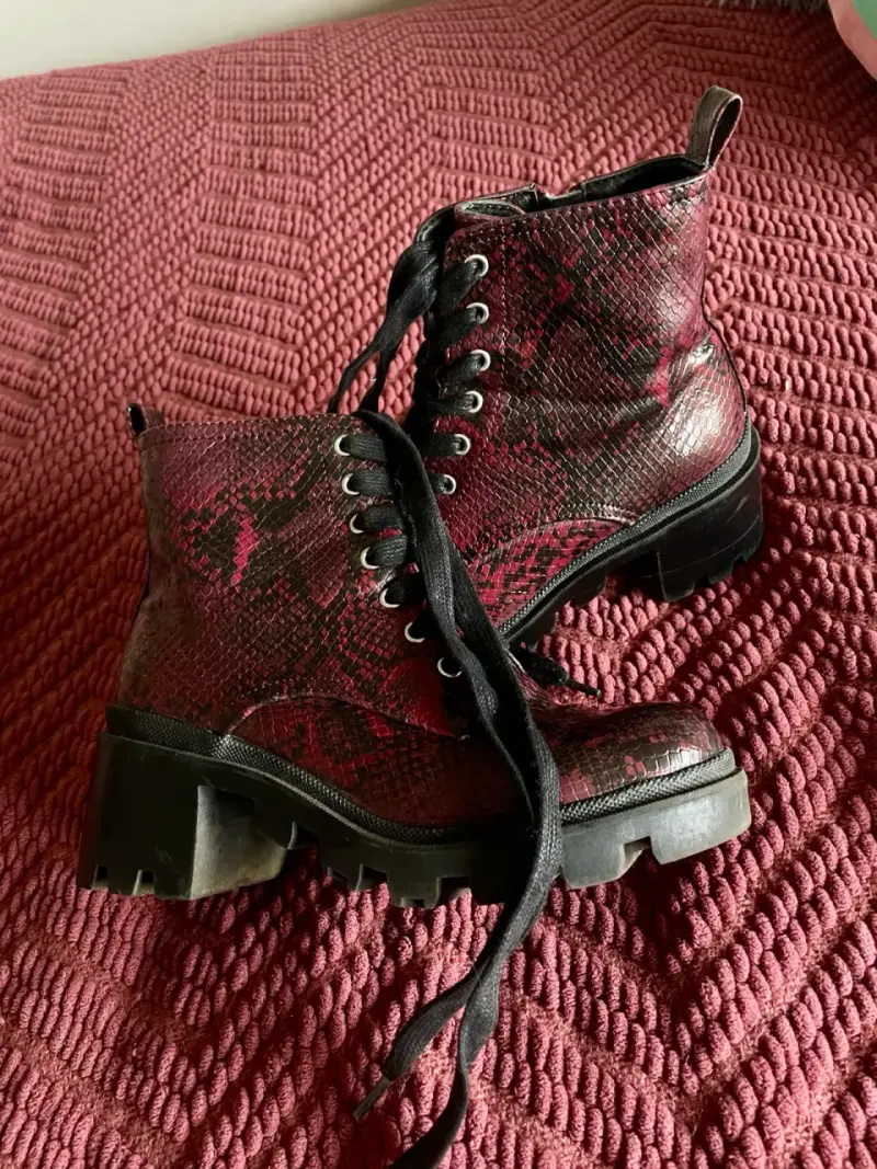 Botas con diseño de serpiente - 1