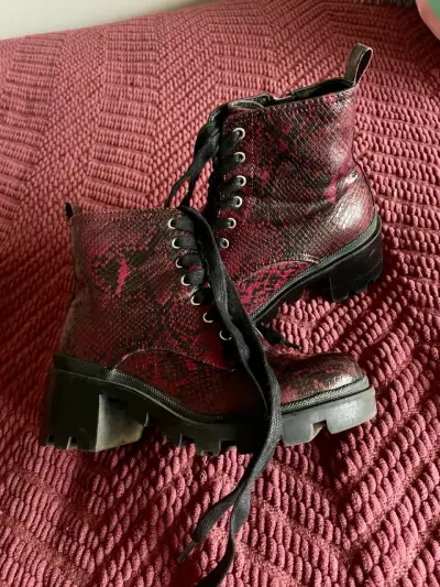 Botas con diseño de serpiente - miniatura 1