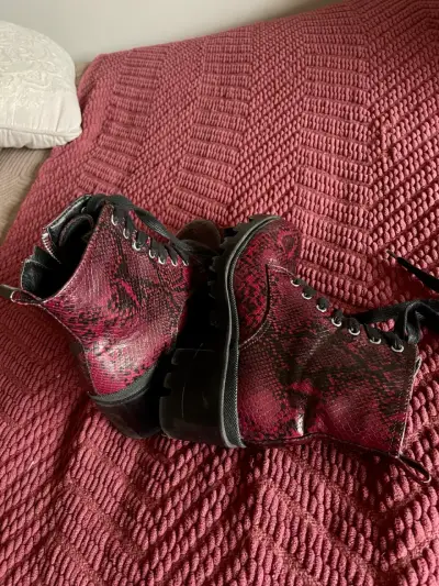 Botas con diseño de serpiente - miniatura 2
