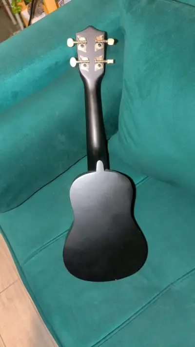 Ukulele negro de madera en buen estado - miniatura 1