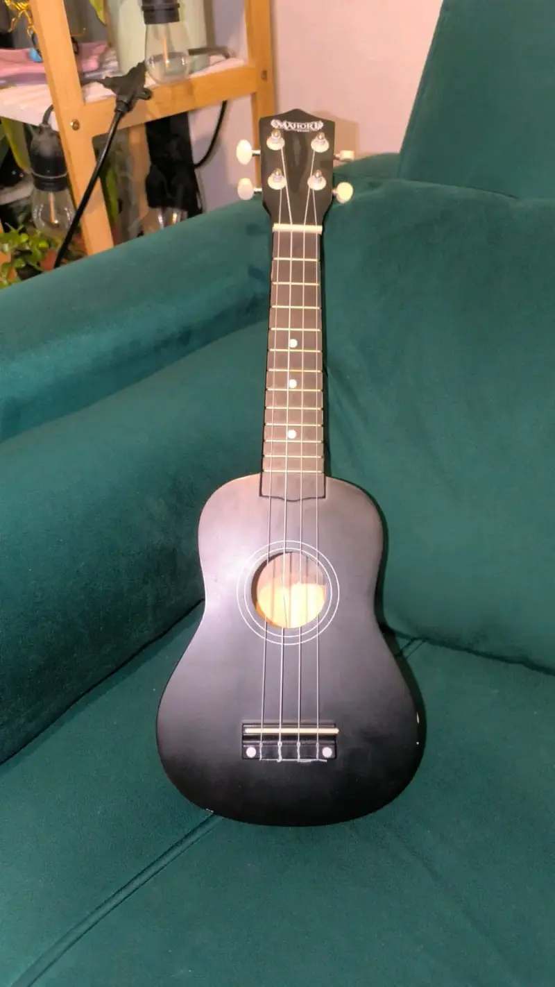 Ukulele negro de madera en buen estado - 2