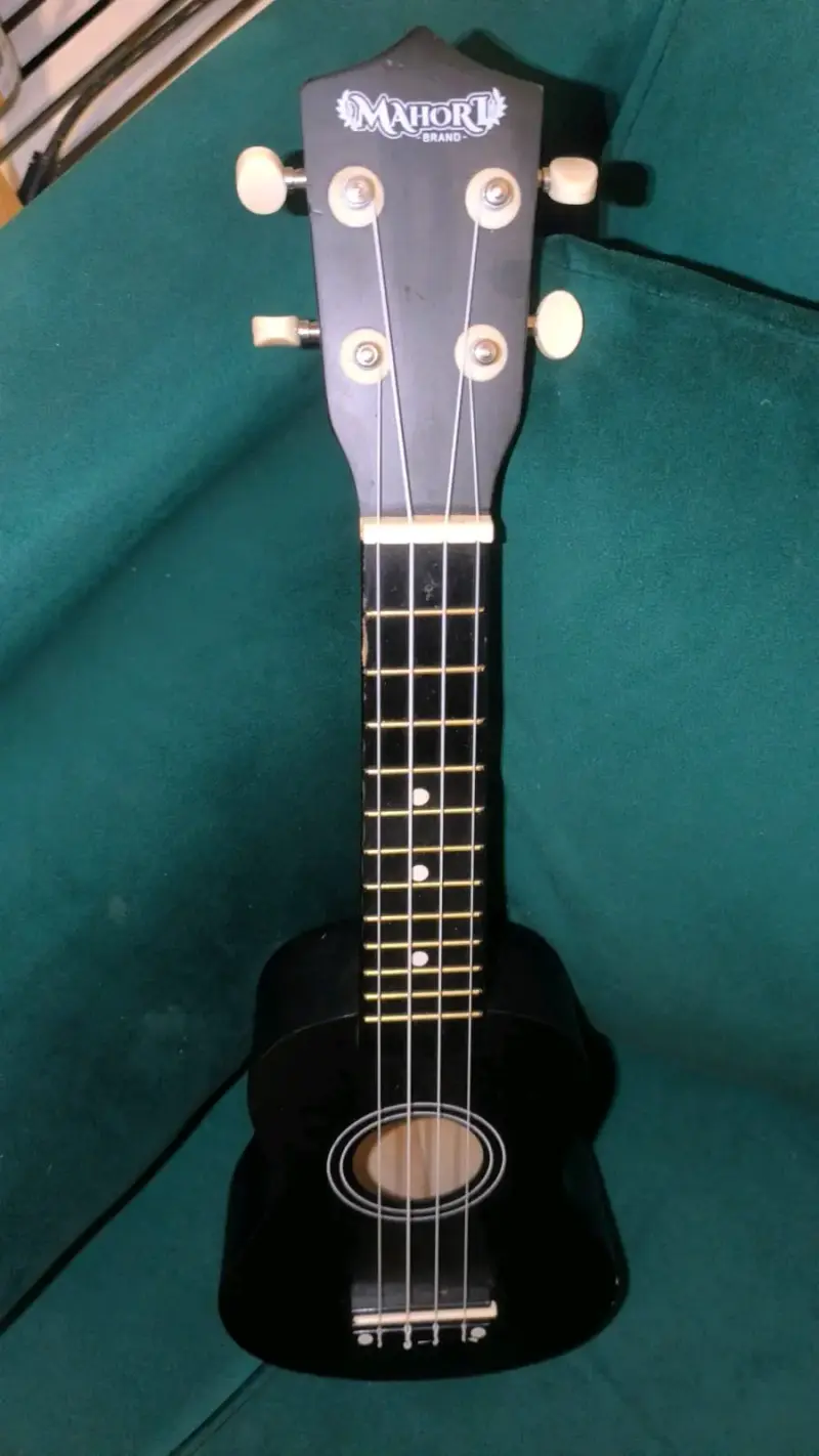 Ukulele negro de madera en buen estado - 3