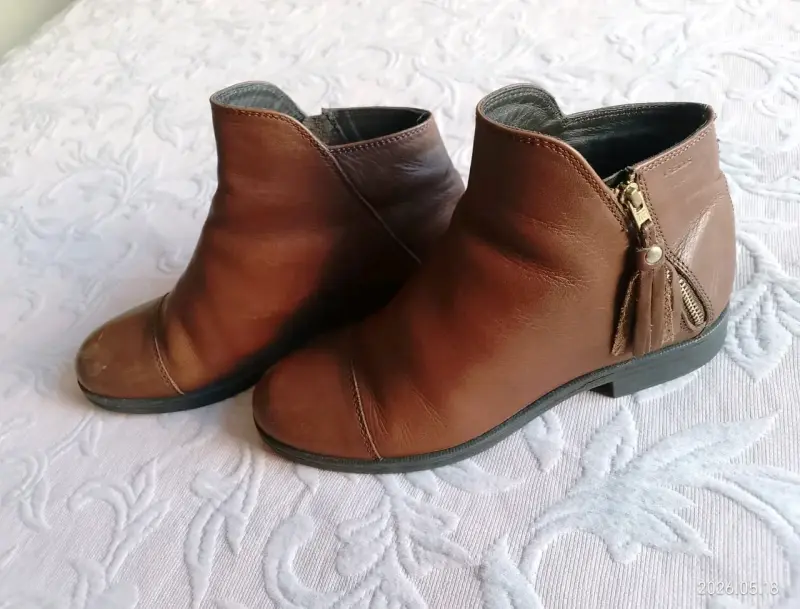 Botines de cuero marrón con cierre lateral