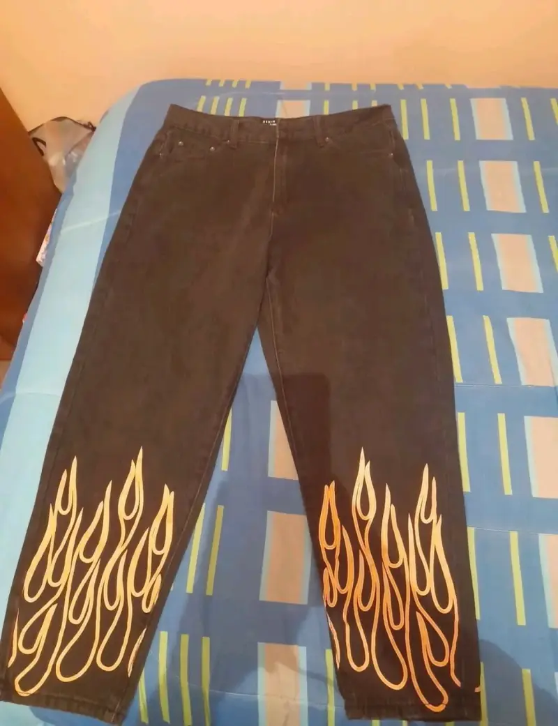 Jeans negros con diseño de llamas - 1