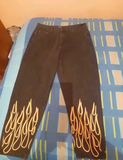 Jeans negros con diseño de llamas - miniatura 1