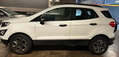 SUV Ford EcoSport blanca en buen estado - miniatura 1