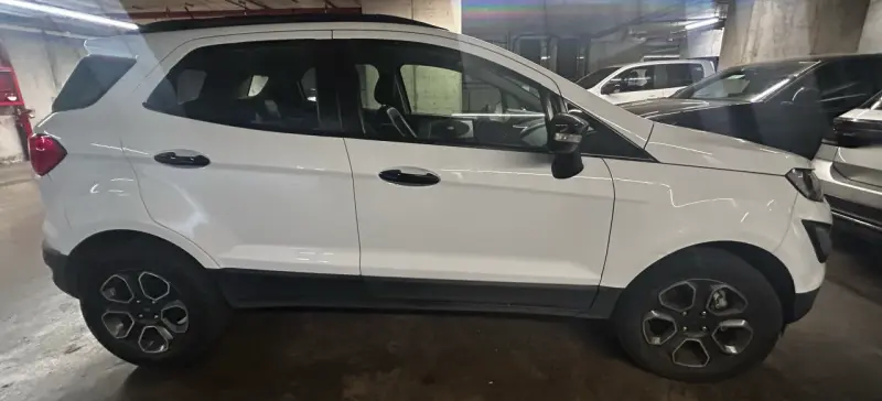 SUV Ford EcoSport blanca en buen estado - 2