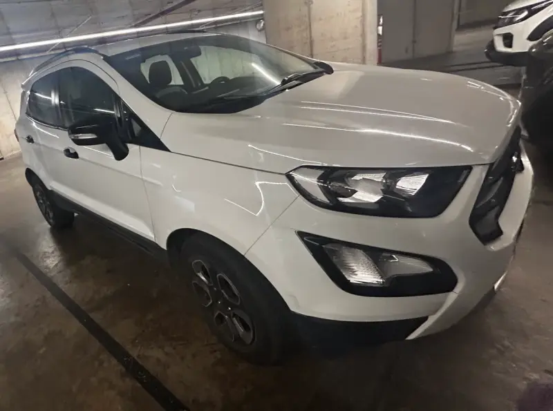 SUV Ford EcoSport blanca en buen estado - 3