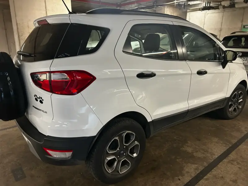 SUV Ford EcoSport blanca en buen estado - 4