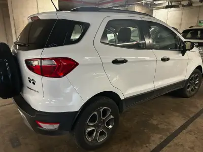 SUV Ford EcoSport blanca en buen estado - miniatura 4