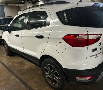 SUV Ford EcoSport blanca en buen estado - miniatura 5
