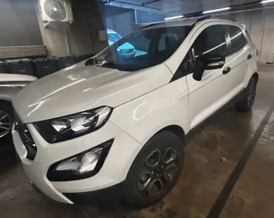 SUV Ford EcoSport blanca en buen estado - miniatura 6