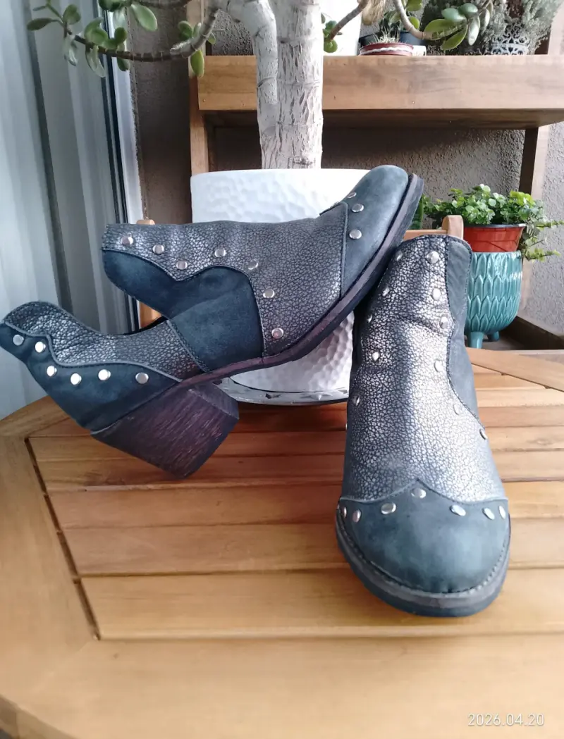 Botines de cuero gris con tachas