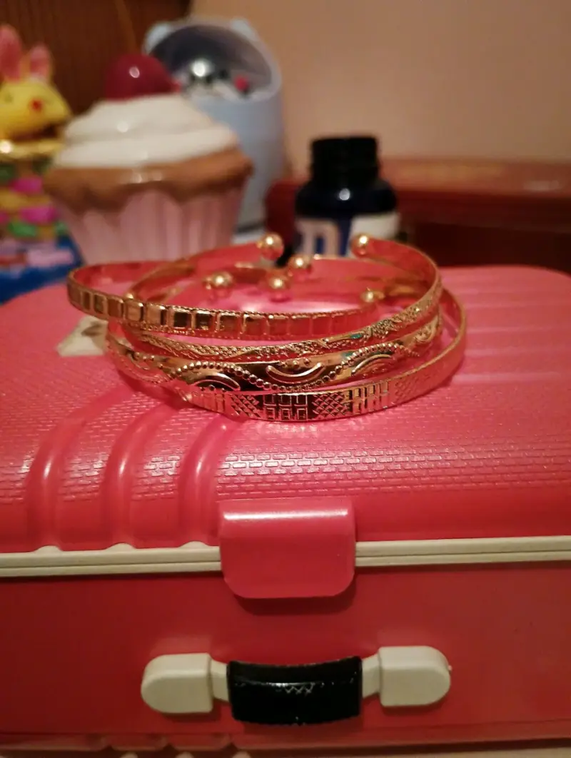 Set de pulseras doradas elegantes