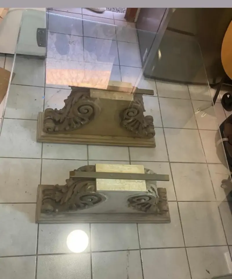 Mesa de comedor con base de mármol y vidrio - 1