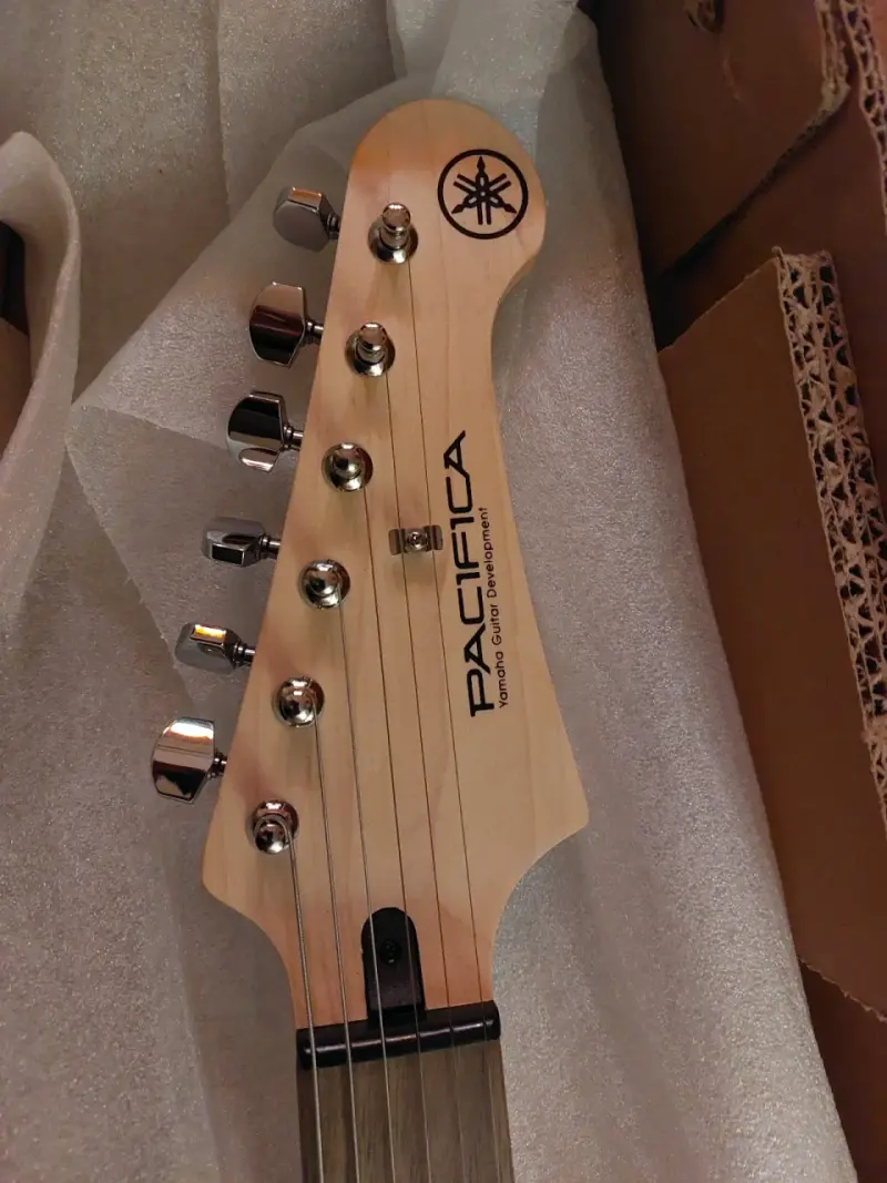 Guitarra eléctrica Yamaha - 2