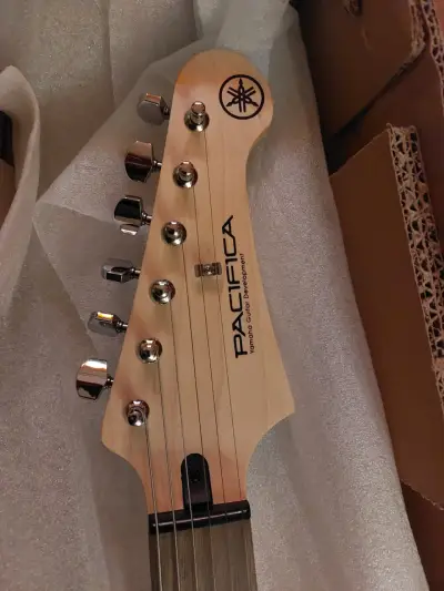 Guitarra eléctrica Yamaha - miniatura 2