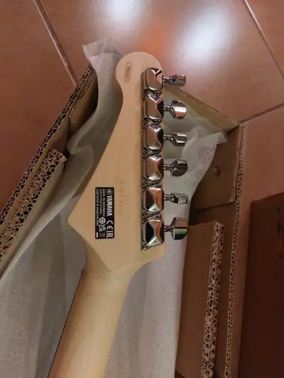 Guitarra eléctrica Yamaha - miniatura 4