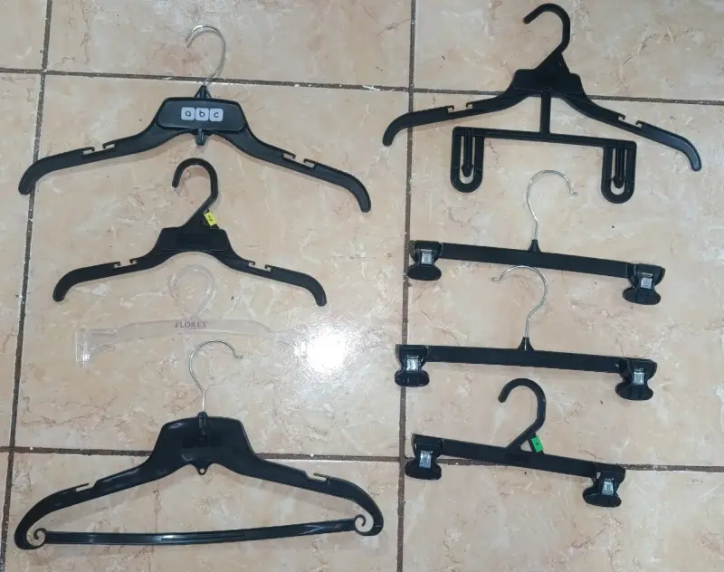 Set de colgadores plásticos variados