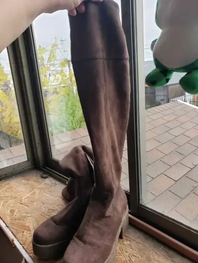 Botas largas de gamuza marrón - miniatura 1