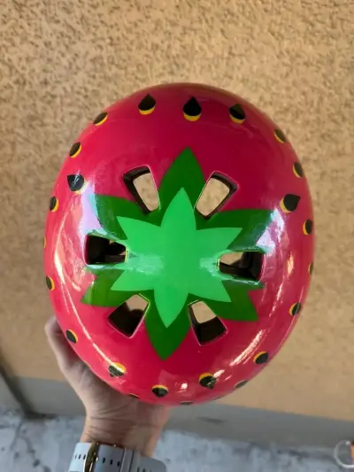 Casco infantil diseño frutilla - miniatura 2