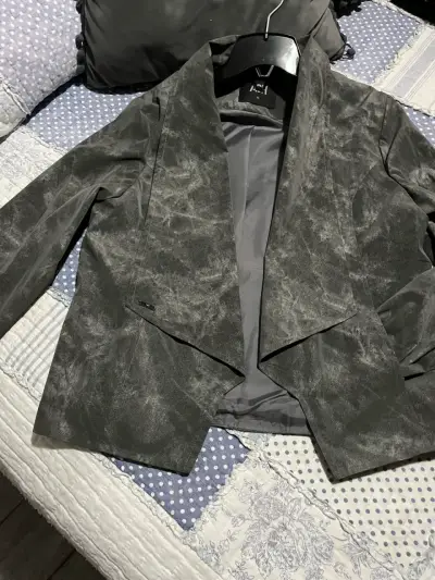 Blazer gris estilo casual para mujer - miniatura 1