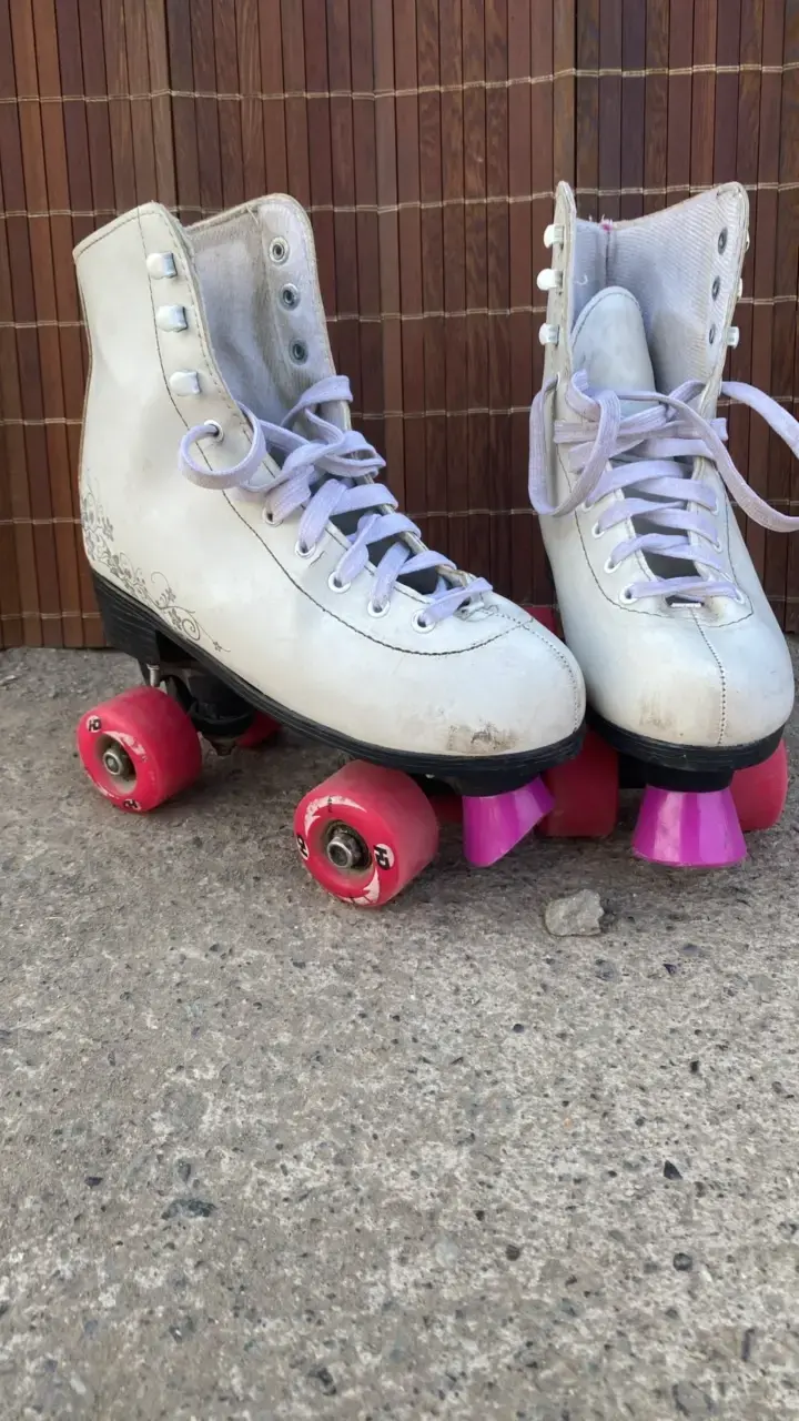 Patines de cuatro ruedas vintage blancos