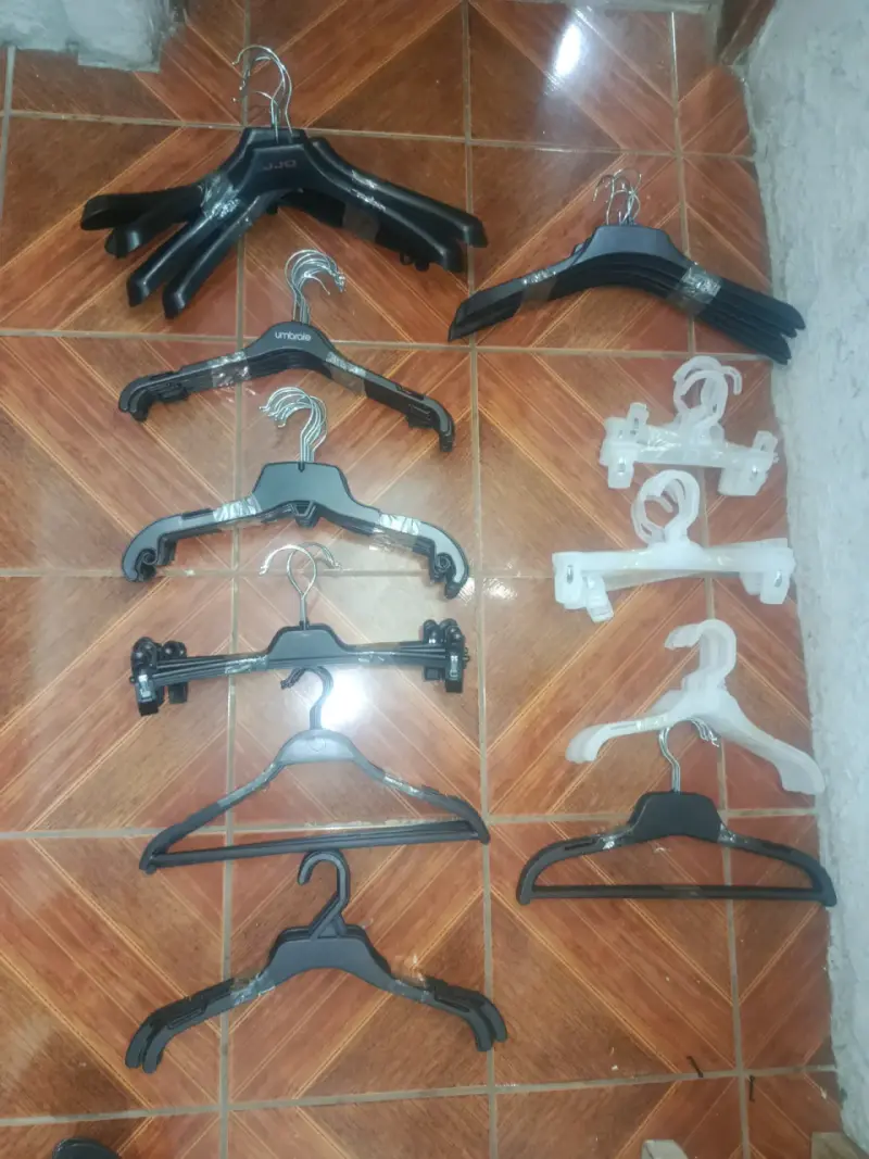 Set de colgadores plásticos variados - 1