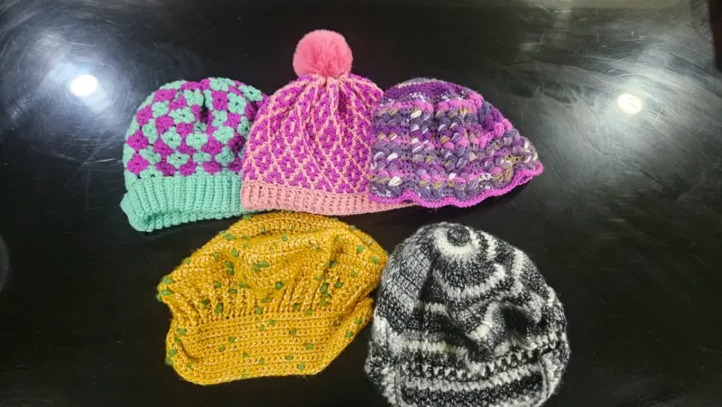 Set de gorros tejidos a crochet coloridos - 1