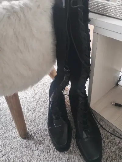Botas negras altas con cordones - miniatura 1