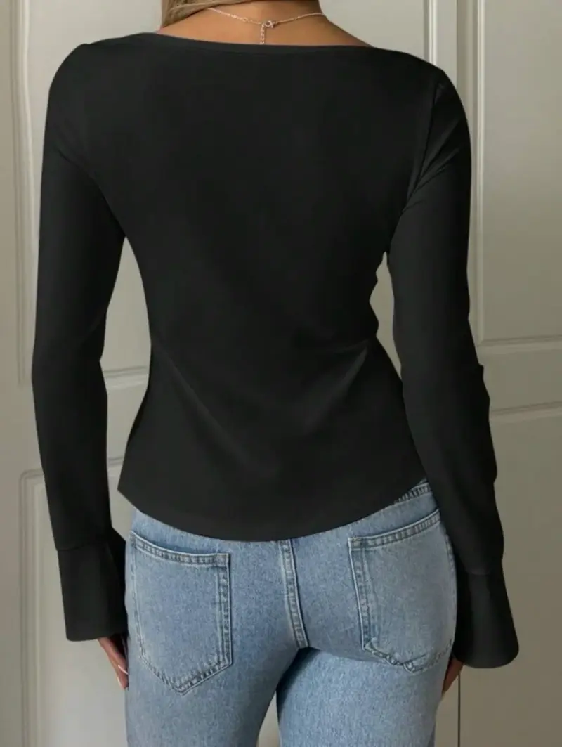 Blusa negra con lazo y mangas acampanadas - 2