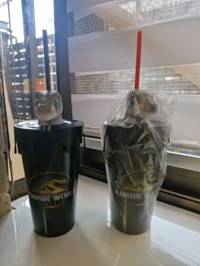 Vasos Jurassic World con tapa de dinosaurio - miniatura 1