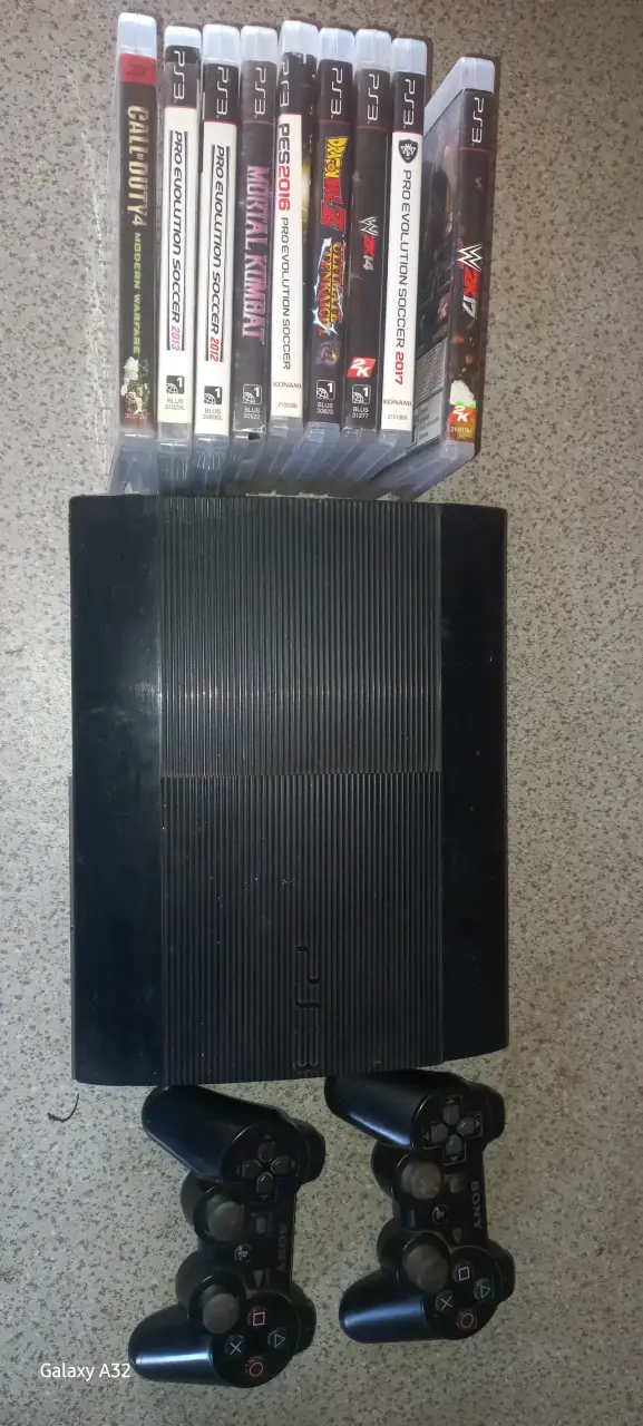 Consola PS3 con 9 juegos y controles