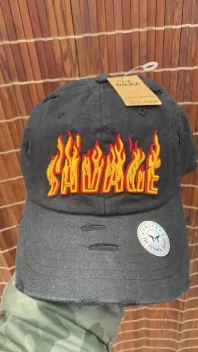 Gorra negra con distintos diseños - miniatura 1
